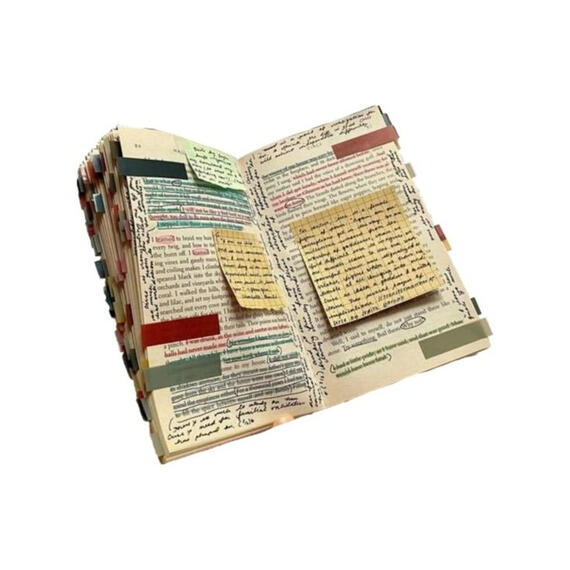 Capa ilustrada de “Entre Livros e Fios Dourados”, de Lolline Huntar’z. O fundo da capa é dividido em áreas em um tom de salmão e em áreas de um magenta escuro. Há duas pessoas no centro da imagem, com uma bola amarela de fundo. A primeira pessoa, à esquerd